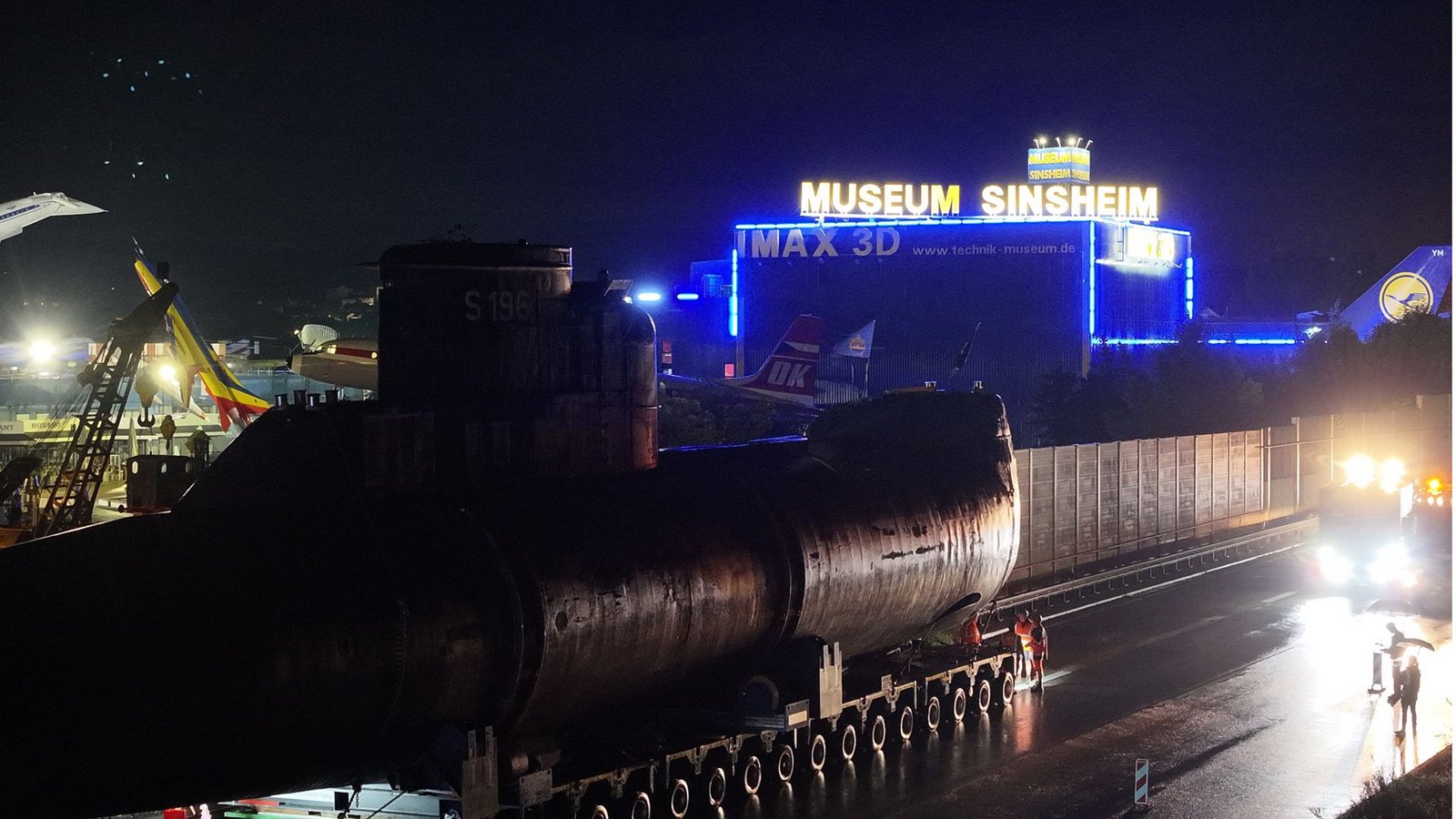 Das U-Boot querte in der Nacht vor seiner Ankunft die vollgesperrte A6 bei Sinsheim.Foto: TMSNHSP Das U-Boot querte in der Nacht vor seiner Ankunft die vollgesperrte A6 bei Sinsheim.Foto: TMSNHSP