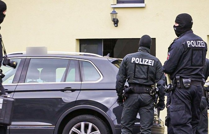 In drei Bundesländern – auch in Baden-Württemberg – durchsuchten Ermittler Wohnungen der Männer, die im Verdacht stehen, eine rechtsradikale bewaffnete Gruppe gebildet zu haben. Das Bild stammt von einer Durchsuchung im niedersächsischen Hildesheim.<span class='image-autor'>Foto: --/dpa</span>