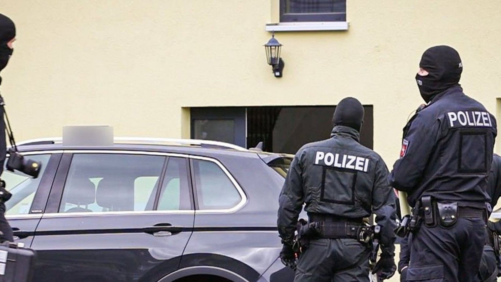 In drei Bundesländern – auch in Baden-Württemberg – durchsuchten Ermittler Wohnungen der Männer, die im Verdacht stehen, eine rechtsradikale bewaffnete Gruppe gebildet zu haben. Das Bild stammt von einer Durchsuchung im niedersächsischen Hildesheim.Foto: --/dpa In drei Bundesländern – auch in Baden-Württemberg – durchsuchten Ermittler Wohnungen der Männer, die im Verdacht stehen, eine rechtsradikale bewaffnete Gruppe gebildet zu haben. Das Bild stammt von einer Durchsuchung im niedersächsischen Hildesheim.Foto: --/dpa