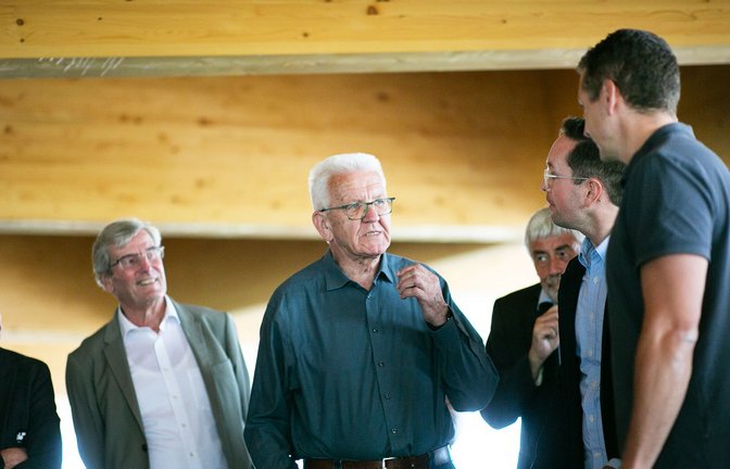 Winfried Kretschmann (Mitte) lässt sich erklären, wie man in Wendlingen ein Parkhaus aus Holz errichtet hat. Links von ihm IBA-Aufsichtsratsvorsitzender Thomas Bopp und links am Bildrand IBA-Intendant Andreas Hofer.<span class='image-autor'>Foto: Ines Rudel/Ines Rudel</span>