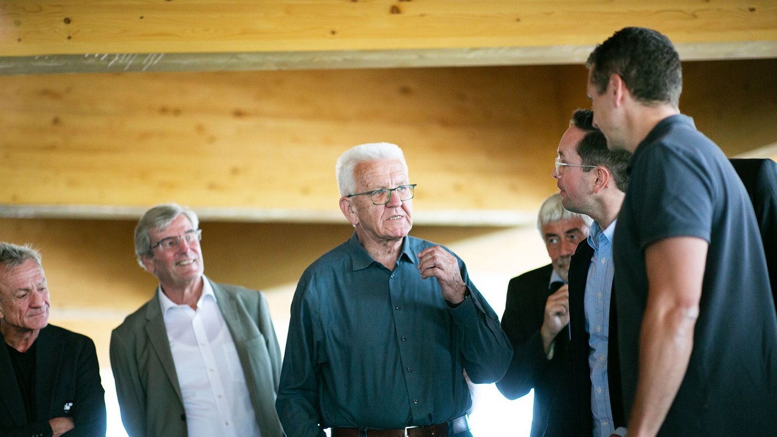 Winfried Kretschmann (Mitte) lässt sich erklären, wie man in Wendlingen ein Parkhaus aus Holz errichtet hat. Links von ihm IBA-Aufsichtsratsvorsitzender Thomas Bopp und links am Bildrand IBA-Intendant Andreas Hofer.Foto: Ines Rudel/Ines Rudel