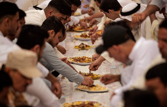 Die Mahlzeit, die Muslime während des Fastenmonats abends nach Sonnenuntergang zu sich nehmen, heißt Iftar-Mahl (Archivbild).<span class='image-autor'>Foto: AFP/HUSSEIN FALEH</span>