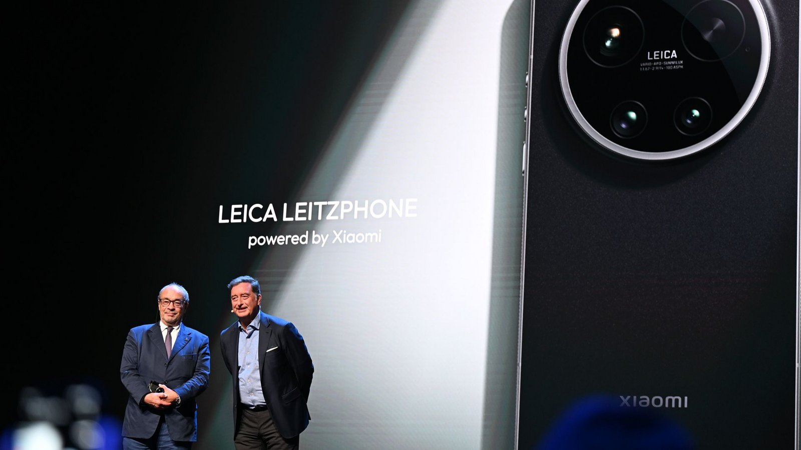 Nach der Präsentation bekamen Leica-Chef Matthias Harsch (rechts) und der Aufsichtsratsvorsitzende Andreas Kaufmann viel Applaus.Foto: Wolf von Dewitz/dpa