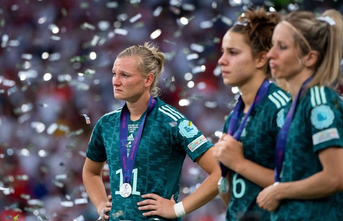 Deutschlands im Finale  verletzte Spielführerin Alexandra Popp (li.) und  ihre Mitspielerinnen können ihre Enttäuschung nicht verbergen.<span class='image-autor'>Foto: IMAGO//bner</span>