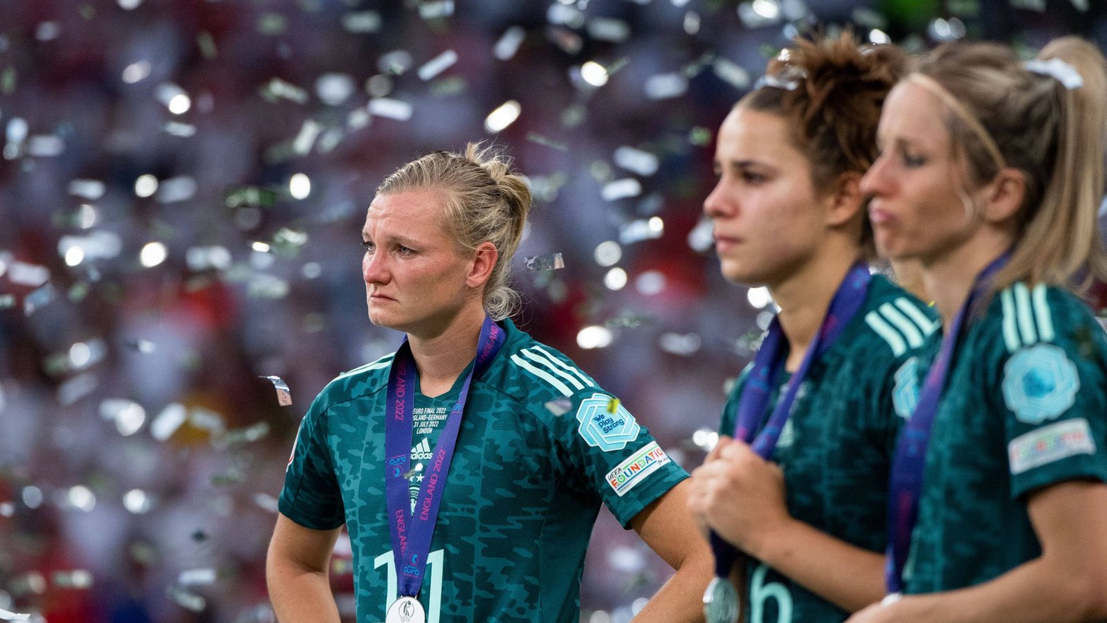 Deutschlands im Finale  verletzte Spielführerin Alexandra Popp (li.) und  ihre Mitspielerinnen können ihre Enttäuschung nicht verbergen.Foto: IMAGO//bner
