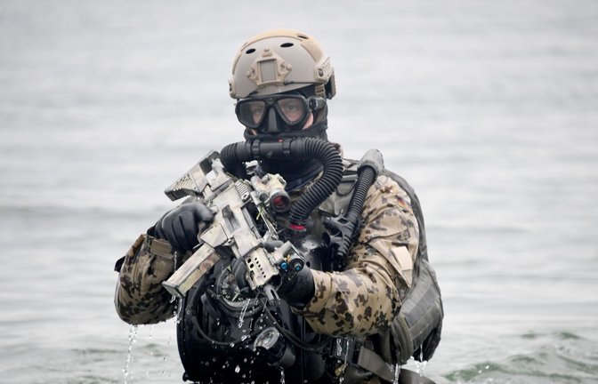 Ein deutscher Kampfschwimmer geht während eine Übung an Land: außerhalb des Bündnisgebietes.<span class='image-autor'>Foto: picture alliance/dpa</span>