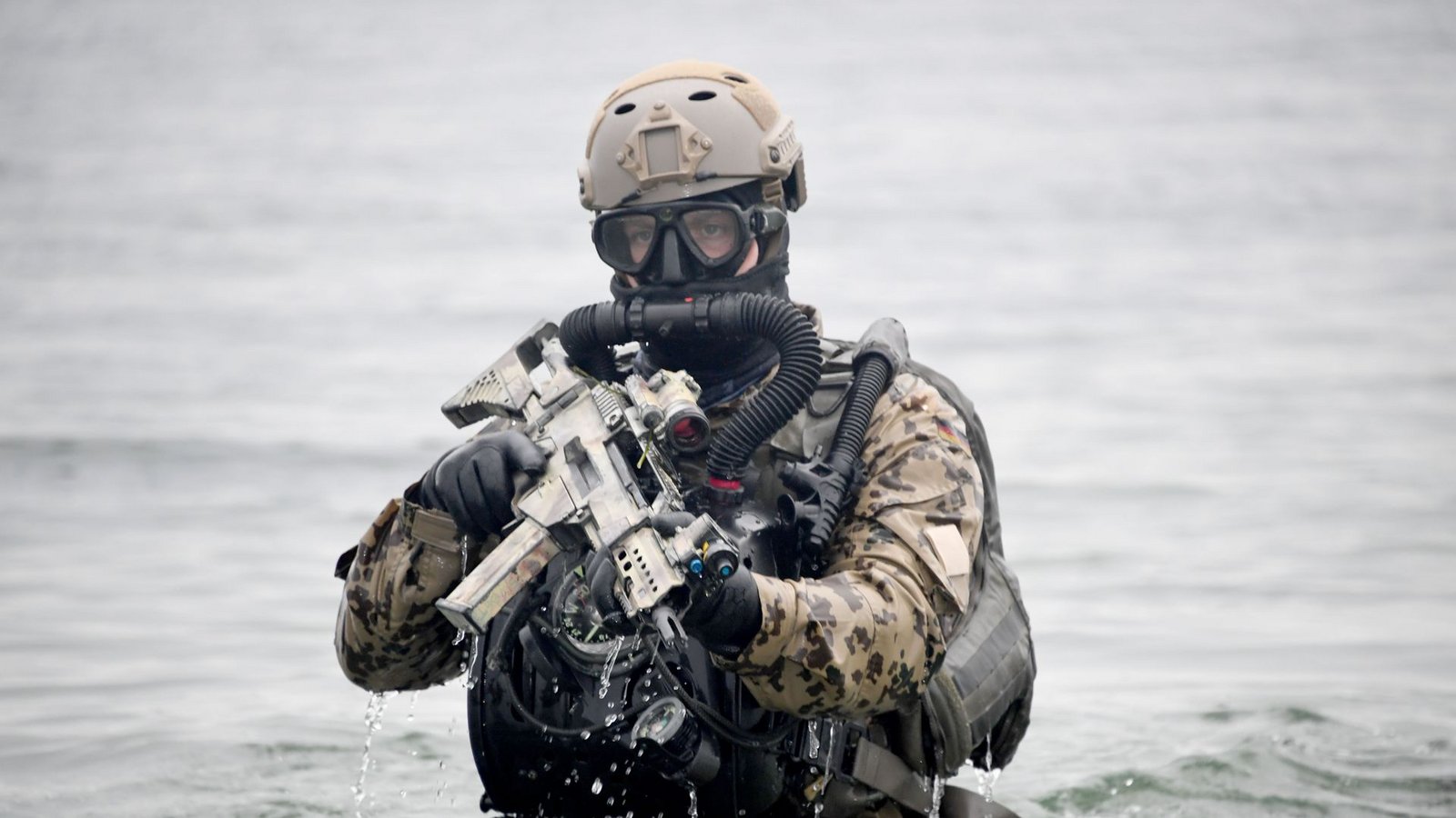Ein deutscher Kampfschwimmer geht während eine Übung an Land: außerhalb des Bündnisgebietes.Foto: picture alliance/dpa