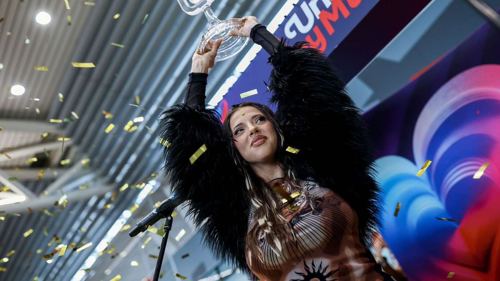 Am Sonntag war Dara bereits am Flughafen von Sofia von Fans gefeiert worden. (Archivbild)Foto: -/AP/dpa Am Sonntag war Dara bereits am Flughafen von Sofia von Fans gefeiert worden. (Archivbild)Foto: -/AP/dpa