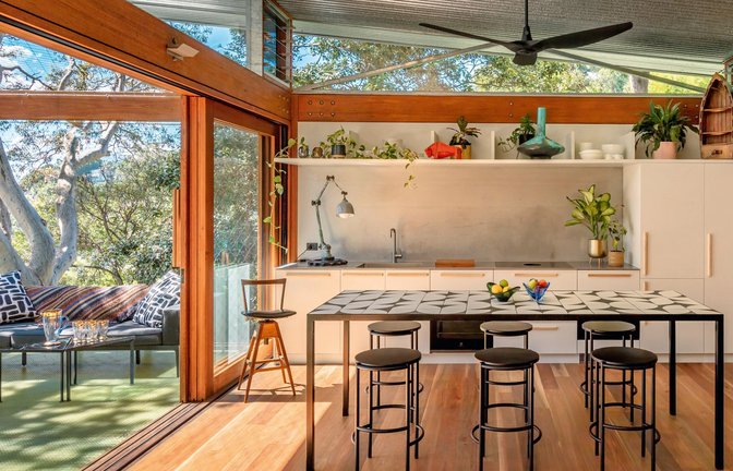 Wohnen im Einklang mit der Natur: CPLUSC Architekten und ihr Projekt „Balmy Palmy“,  Palm Beach, Sydney, Australien. Weitere Wohnbeispiele finden sich im Buch „Sustainable Living“.<span class='image-autor'>Foto: © Murray Fredericks/Taschen Verlag</span>