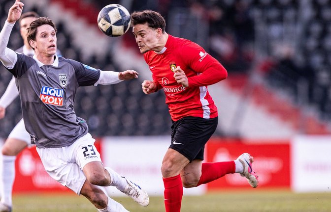 Niklas Pollex (re.) von der SG Sonnenhof im Duell mit Ulms Max Brandt.<span class='image-autor'>Foto: IMAGO/Lucca Fundel</span>