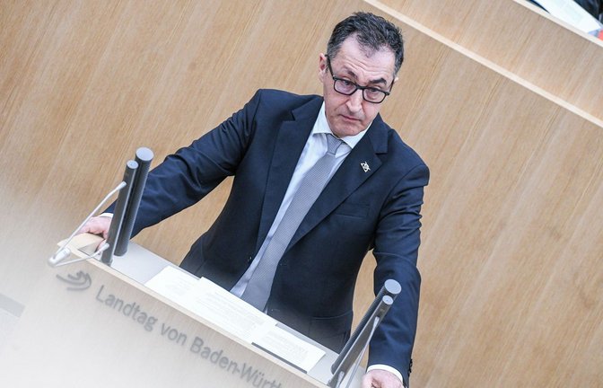 Ministerpräsident Cem Özdemir (Grüne) bei seiner ersten Regierungserklärung im Landtag.<span class='image-autor'>Foto: Jason Tschepljakow/dpa</span>