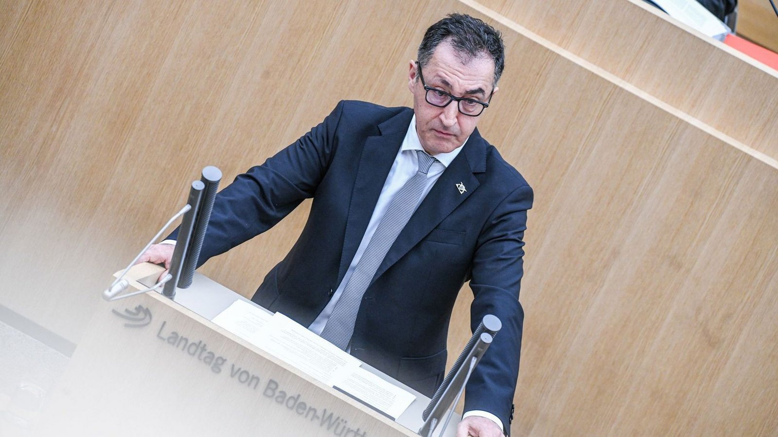 Ministerpräsident Cem Özdemir (Grüne) bei seiner ersten Regierungserklärung im Landtag.Foto: Jason Tschepljakow/dpa Ministerpräsident Cem Özdemir (Grüne) bei seiner ersten Regierungserklärung im Landtag.Foto: Jason Tschepljakow/dpa