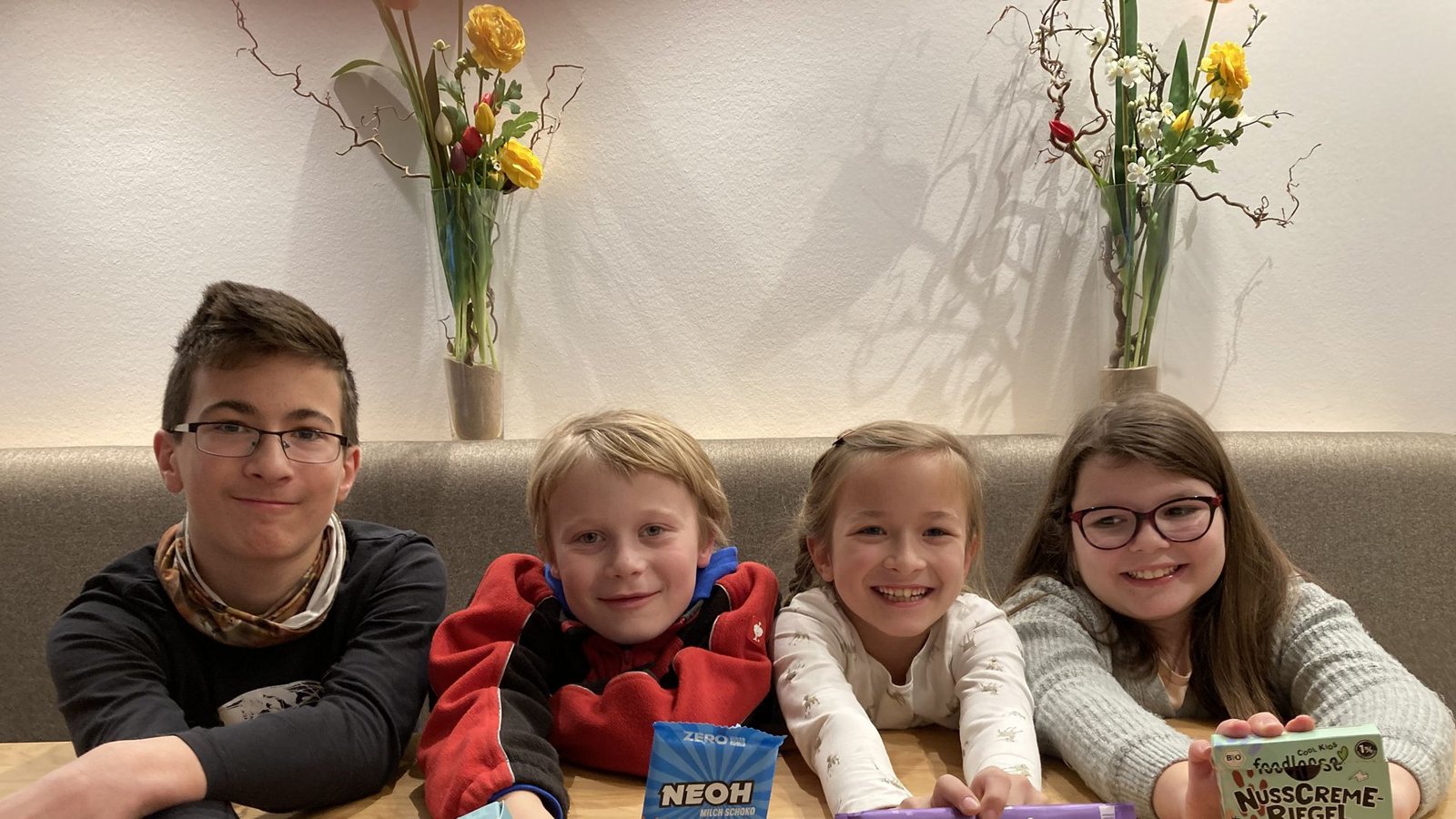 Unsere Schokoexperten Aris, Felix, Penelope und Konstantina (von links)Foto: /Maresa Stölting Unsere Schokoexperten Aris, Felix, Penelope und Konstantina (von links)Foto: /Maresa Stölting