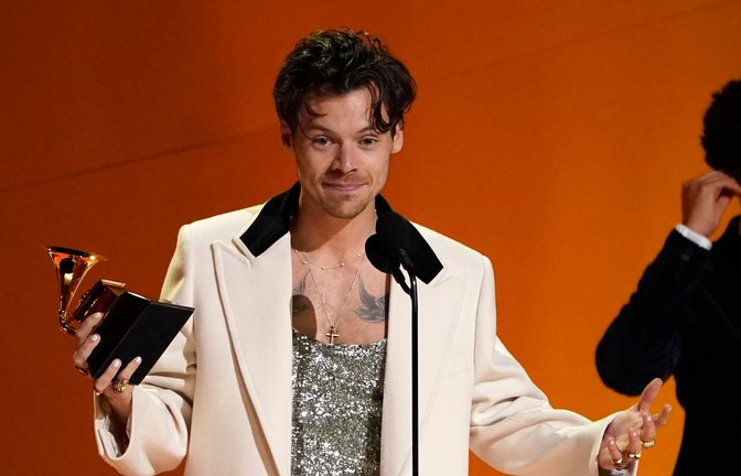Harry Styles mit dem Preis für das Album des Jahres bei der Grammy-Verleihung 2023.<span class='image-autor'>Foto: Chris Pizzello/Invision/AP/dpa</span>