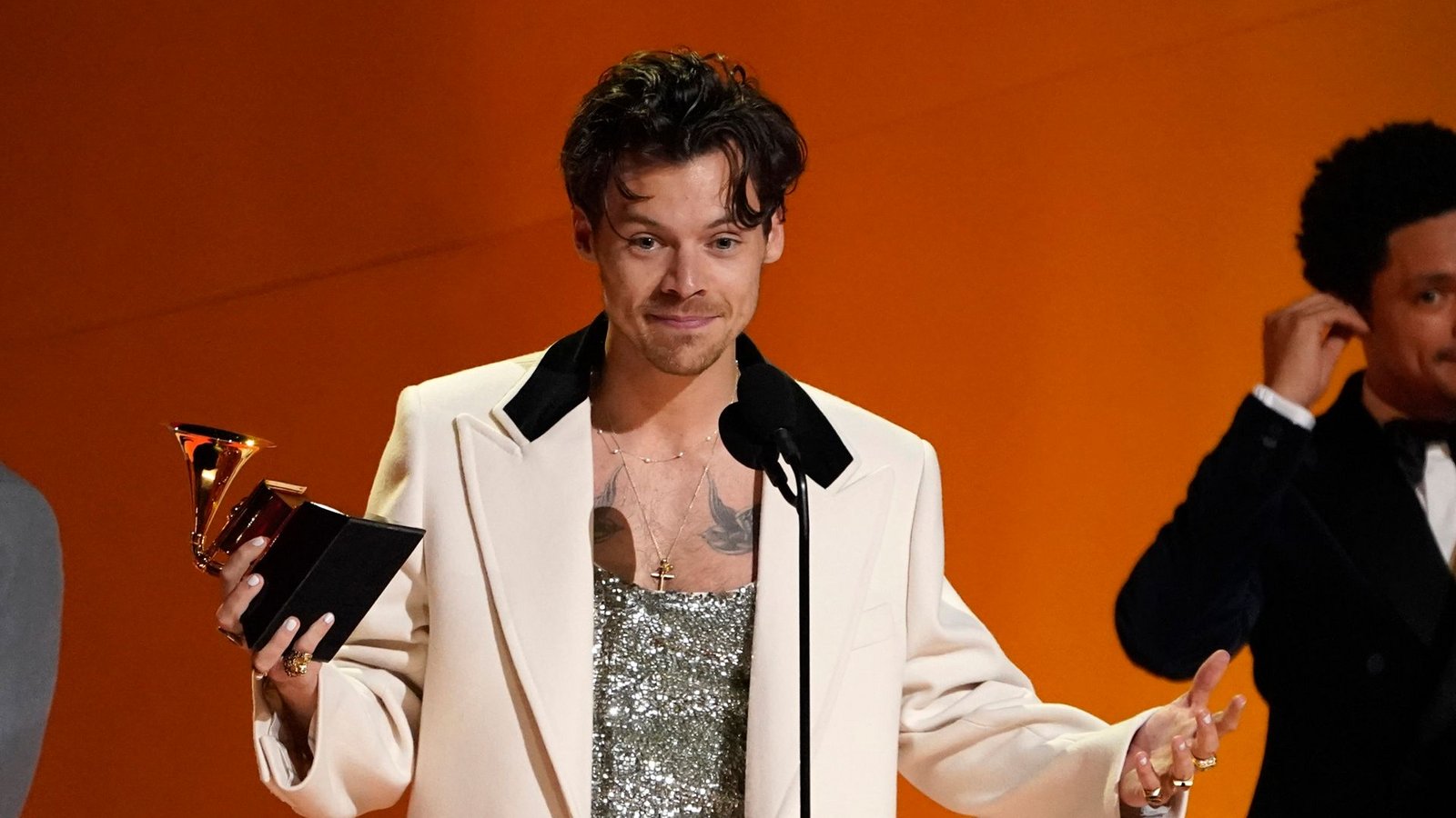 Harry Styles mit dem Preis für das Album des Jahres bei der Grammy-Verleihung 2023.Foto: Chris Pizzello/Invision/AP/dpa