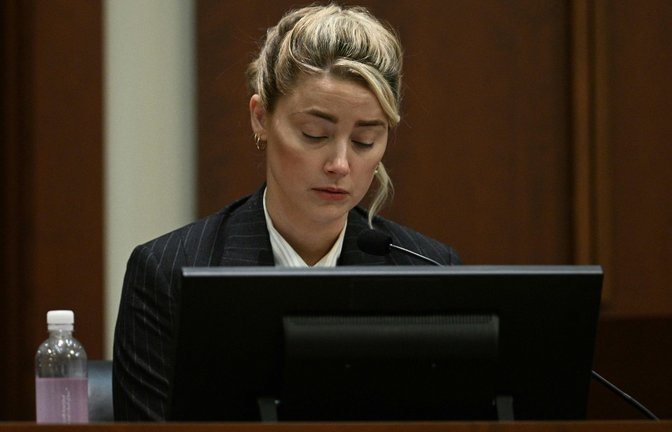 Amber Heard im Zeugenstand.<span class='image-autor'>Foto: AFP/BRENDAN SMIALOWSKI</span>