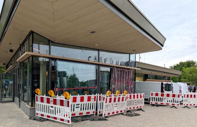 Die Fenster des Cafés am See beim Tübinger Busbahnhof am Europaplatz waren aus dem falschen Glas gefertigt. Jetzt müssen sie ausgetauscht werden.​<span class='image-autor'>Hans-Jörg Schweizer</span>