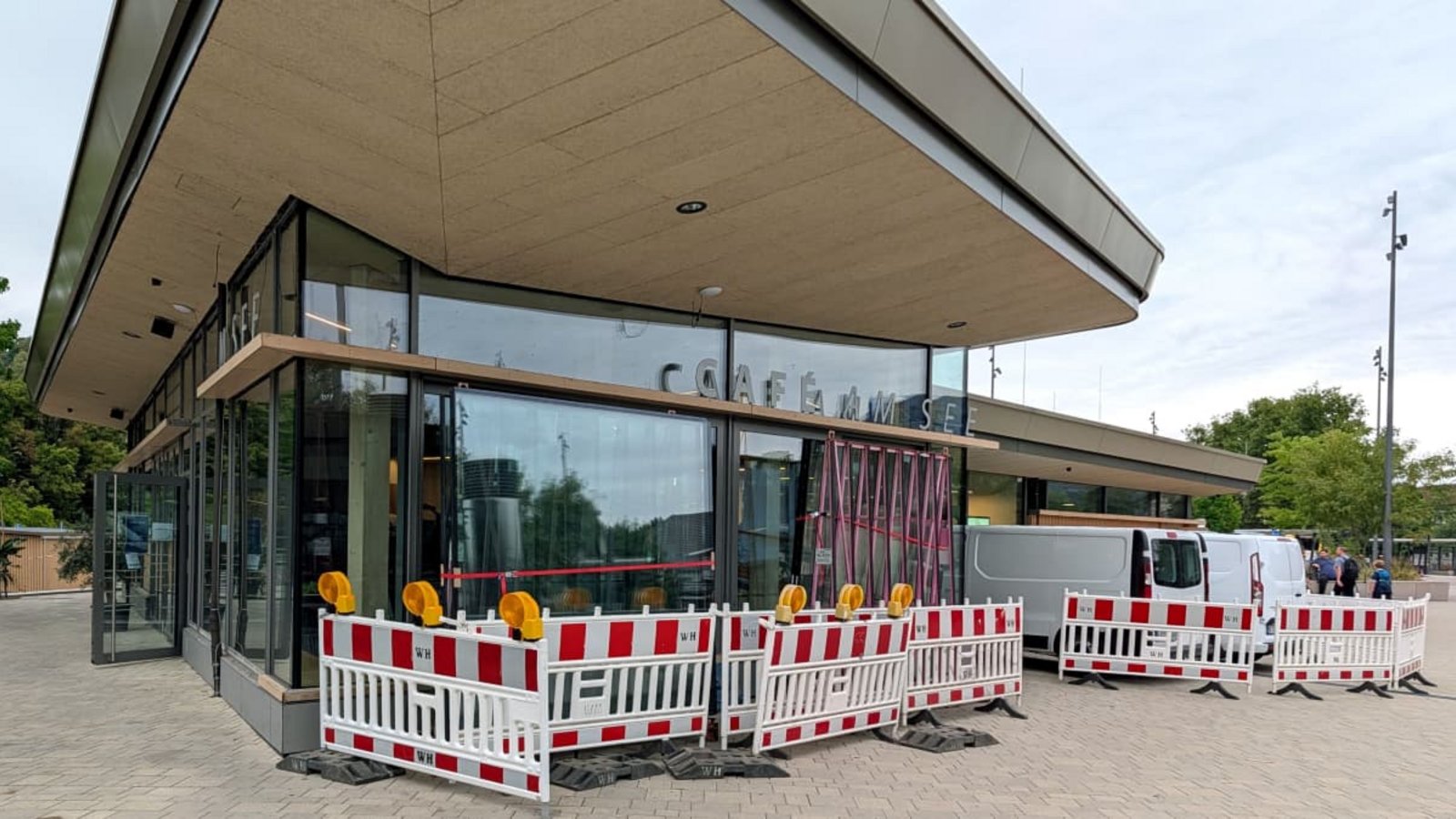 Die Fenster des Cafés am See beim Tübinger Busbahnhof am Europaplatz waren aus dem falschen Glas gefertigt. Jetzt müssen sie ausgetauscht werden.​Hans-Jörg Schweizer