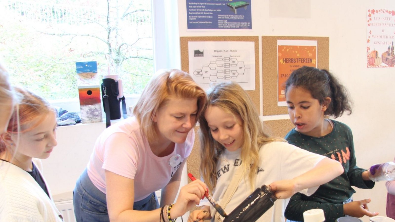 Beim Basteln ist die Kreativität der Mädchen gefragt.