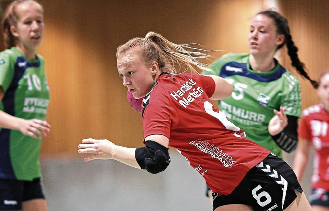 Torgarantin Nummer eins beim HC Metter-Enz: Sophie Maisch (Mitte) setzt aus dem Spiel heraus Akzente und bleibt bei sämtlichen Siebenmetern für ihr Team erfolgreich. Foto: Küppers