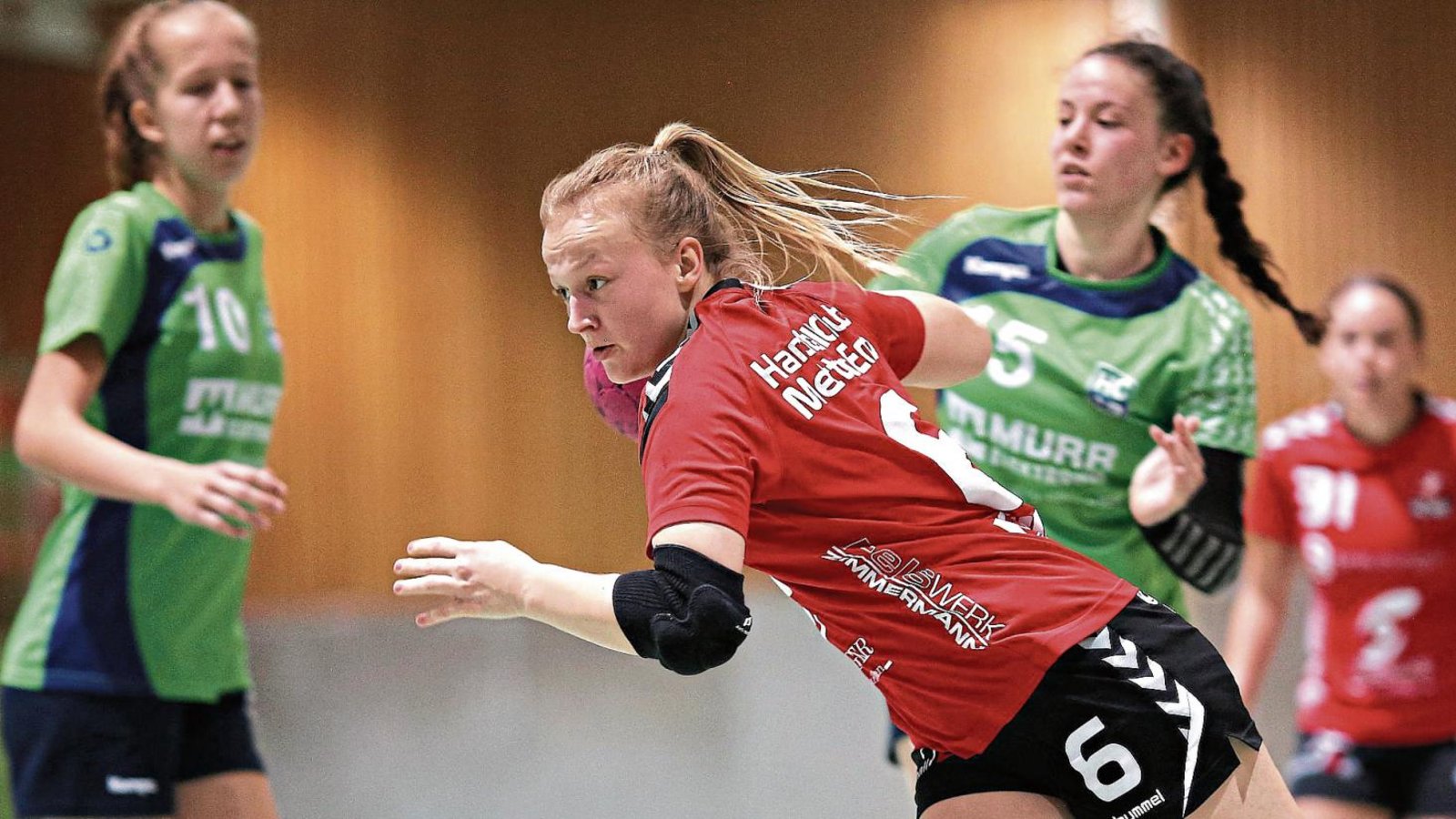 Torgarantin Nummer eins beim HC Metter-Enz: Sophie Maisch (Mitte) setzt aus dem Spiel heraus Akzente und bleibt bei sämtlichen Siebenmetern für ihr Team erfolgreich. Foto: Küppers