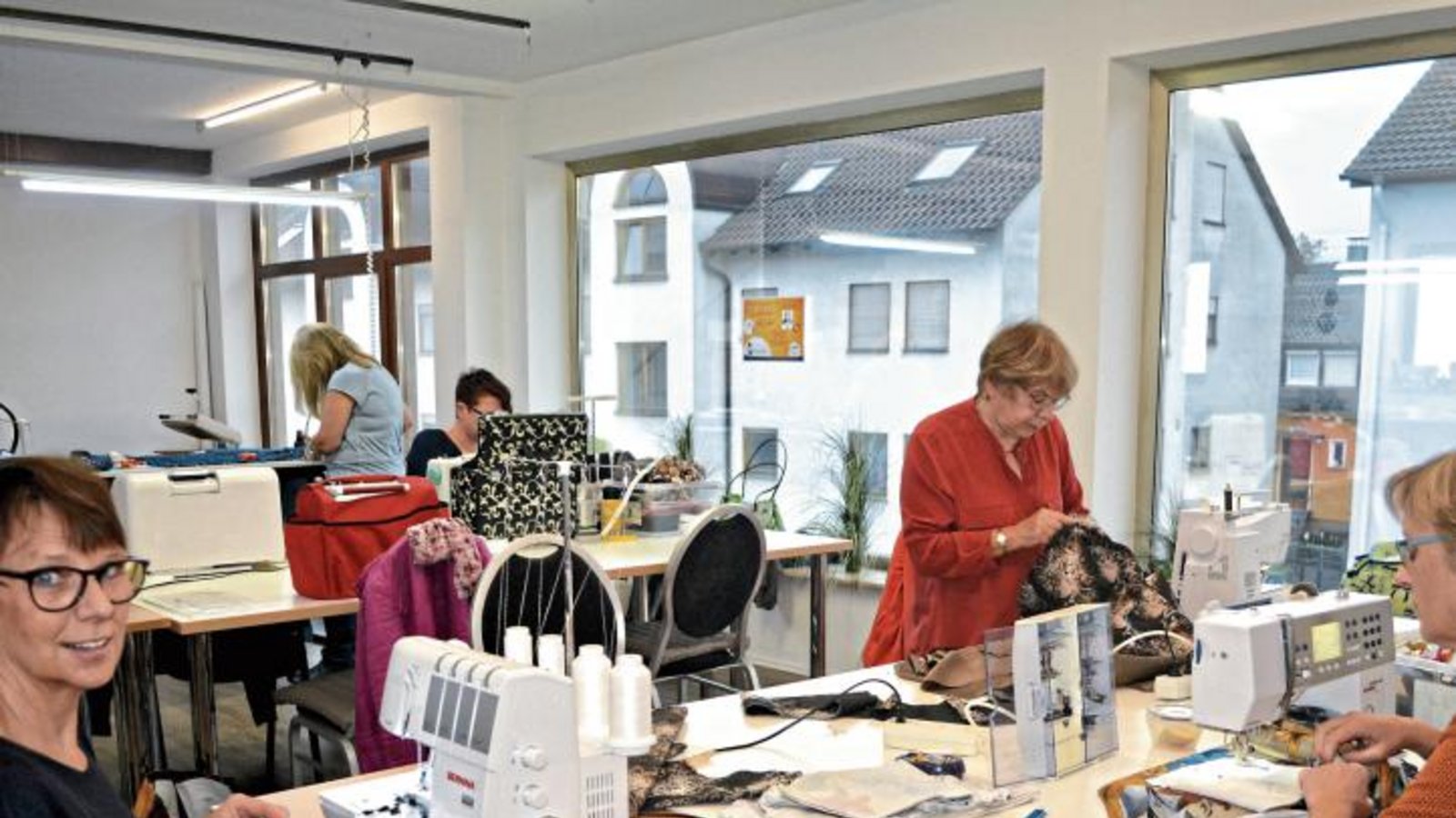 Ute Gehring (links) hilft beim Nähen eines Kleids oder auch einer Tasche. Fotos: Stahlfeld Ute Gehring (links) hilft beim Nähen eines Kleids oder auch einer Tasche. Fotos: Stahlfeld