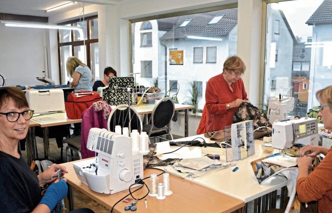 Ute Gehring (links) hilft beim Nähen eines Kleids oder auch einer Tasche. Fotos: Stahlfeld