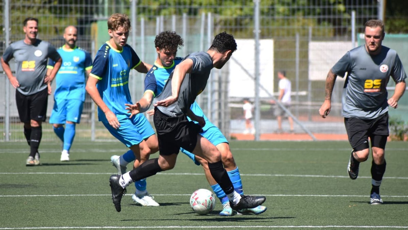 Für den TSV Ehningen II (in Neonblau) fühlte sich das torlose Unentschieden bei Fortuna Böblingen (in Grau) wie eine Niederlage an.Michael Schwartz Für den TSV Ehningen II (in Neonblau) fühlte sich das torlose Unentschieden bei Fortuna Böblingen (in Grau) wie eine Niederlage an.Michael Schwartz