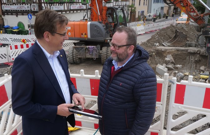 Erik Schweickert (links) und Christian Jung nehmen den Fortgang der Arbeiten an der Herrenwaagbrücke bei einem Ortstermin persönlich in Augenschein.  <span class='image-autor'>Foto: Friedrich</span>