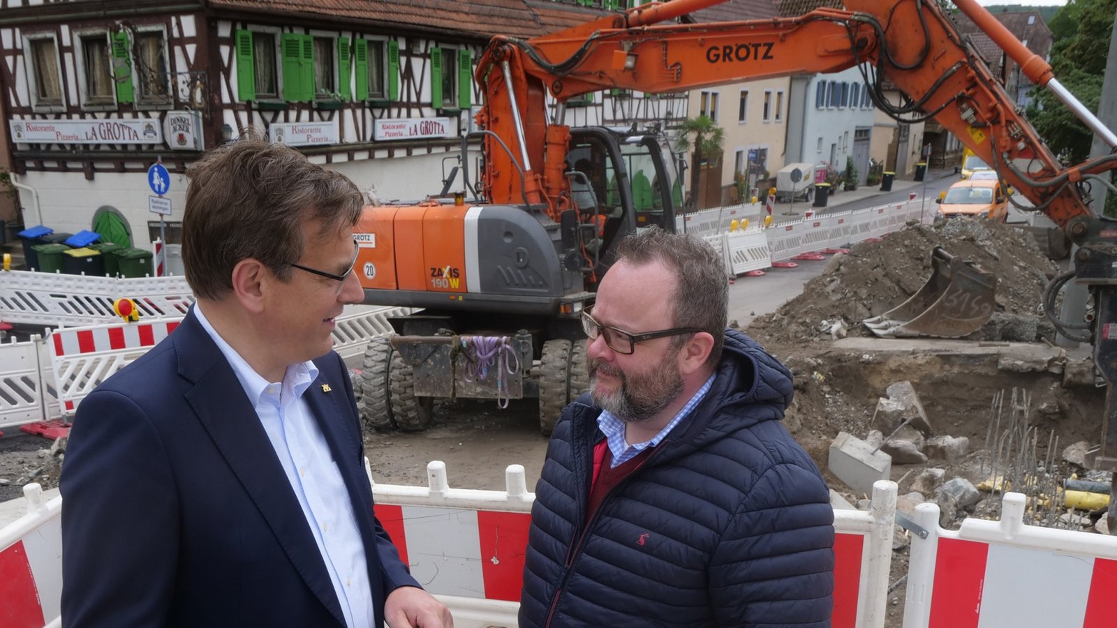 Erik Schweickert (links) und Christian Jung nehmen den Fortgang der Arbeiten an der Herrenwaagbrücke bei einem Ortstermin persönlich in Augenschein.  Foto: Friedrich