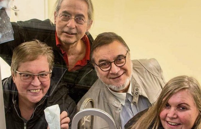 Die Ibisa-Mitglieder putzen den Bahnhof für seinen großen Tag heraus.  Foto: Pangerl