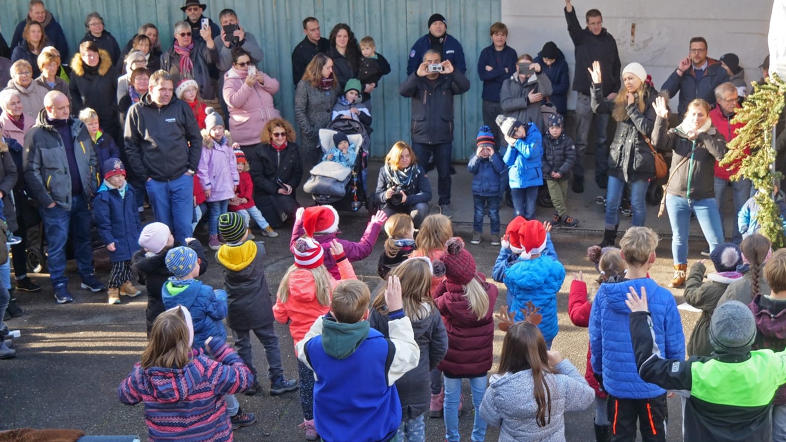Schüler eröffneten den Weihnachtsmarkt in Gündelbach vor zahlreichen Besuchern.