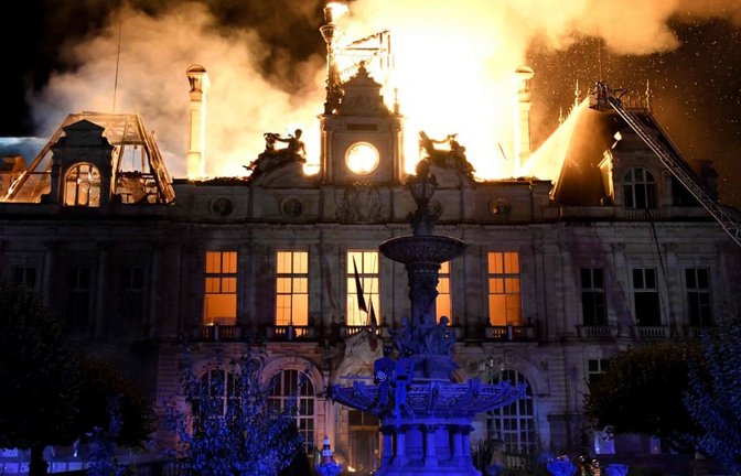 Am Samstag hatten Randalierer am Rande von Demonstrationen gegen hohe Lebenshaltungskosten im südwestfranzösischen Limoges das Rathaus in Brand gesetzt.<span class='image-autor'>Pascal Lachenaud/AFP/dpa</span>