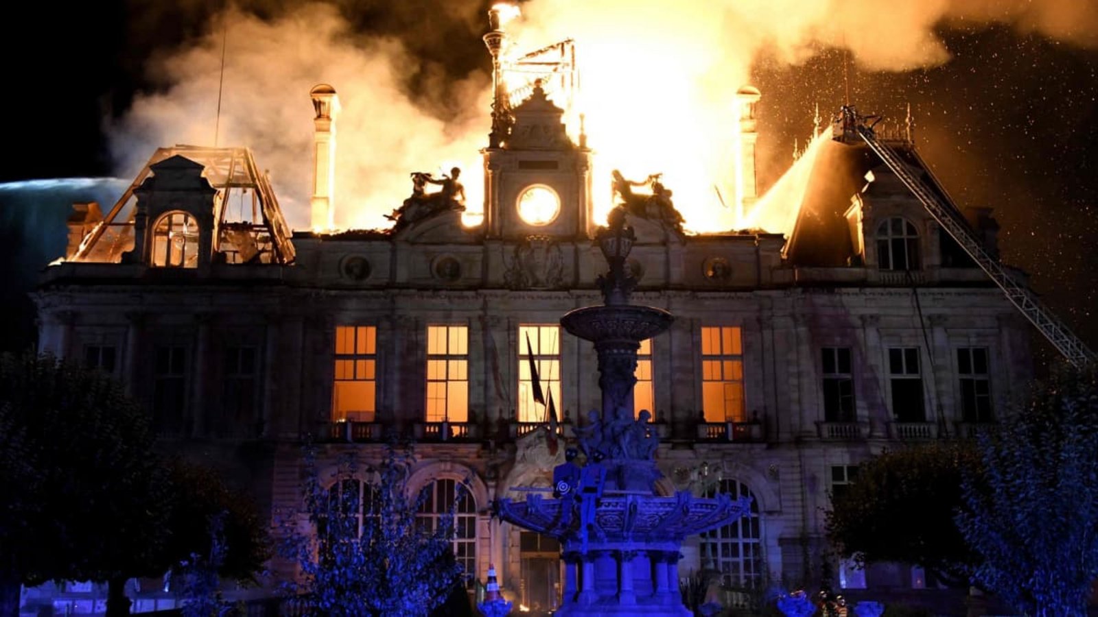 Am Samstag hatten Randalierer am Rande von Demonstrationen gegen hohe Lebenshaltungskosten im südwestfranzösischen Limoges das Rathaus in Brand gesetzt.Pascal Lachenaud/AFP/dpa Am Samstag hatten Randalierer am Rande von Demonstrationen gegen hohe Lebenshaltungskosten im südwestfranzösischen Limoges das Rathaus in Brand gesetzt.Pascal Lachenaud/AFP/dpa