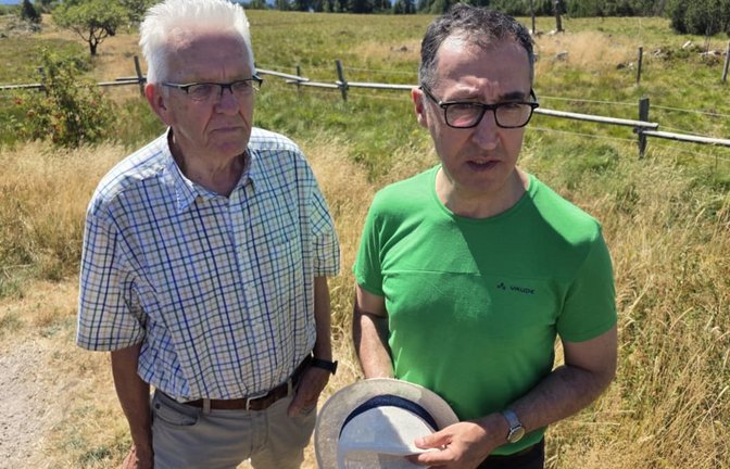 Winfried Kretschmann (l.) und Cem Özdemir beim gemeinsamen Wandern.<span class='image-autor'>Jens Schmitz</span>