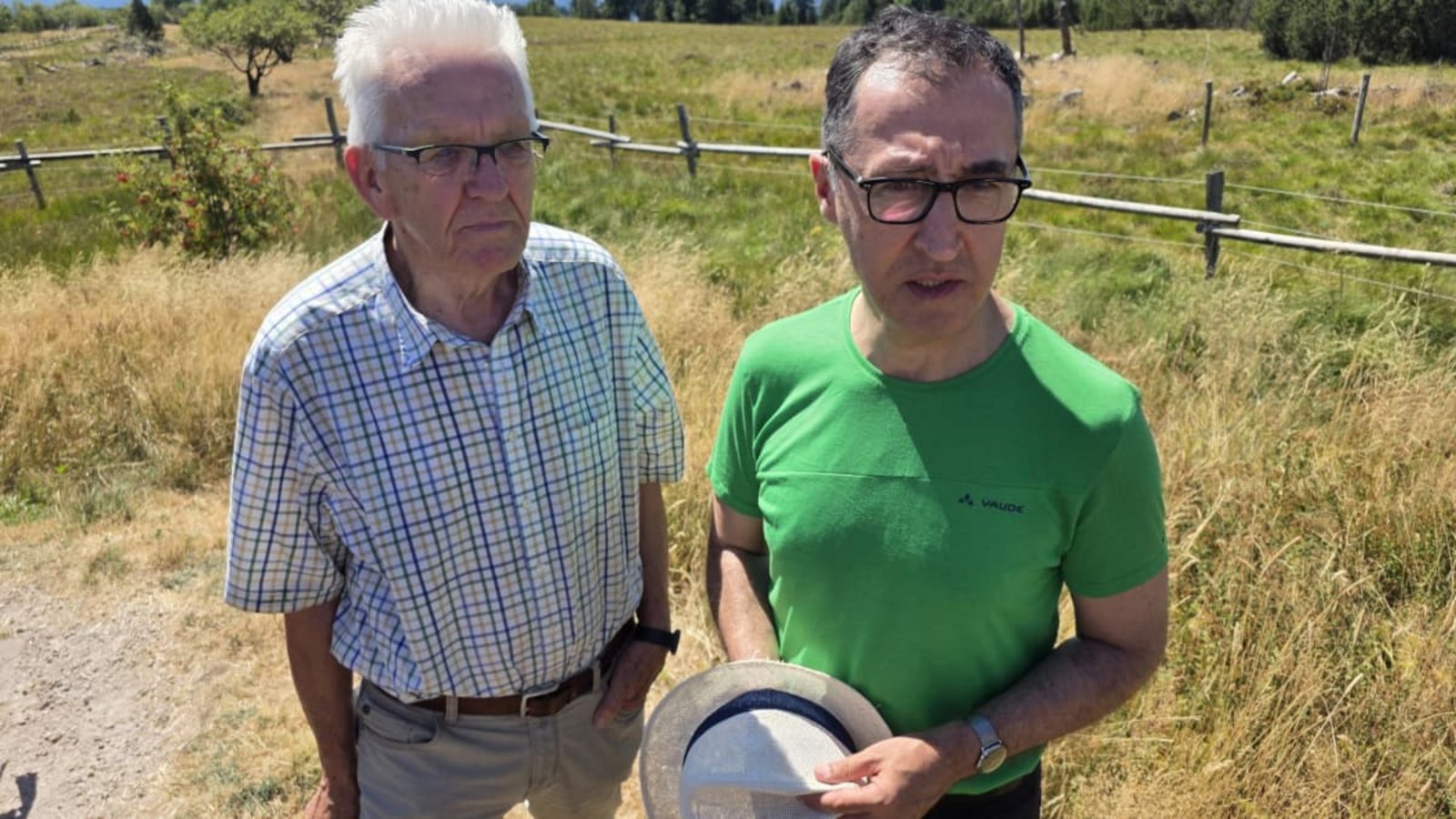 Winfried Kretschmann (l.) und Cem Özdemir beim gemeinsamen Wandern.Jens Schmitz Winfried Kretschmann (l.) und Cem Özdemir beim gemeinsamen Wandern.Jens Schmitz