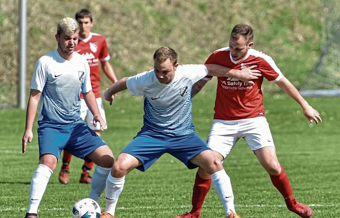 Die Häfnerhaslacher Sascha Bartholme und Pascal Hirsch (von links) wollen sich gegen den Hessigheimer Mirko Merkler behaupten. Die Partie geht trotzdem mit 1:3 (1:1) verloren.  Foto: Leitner