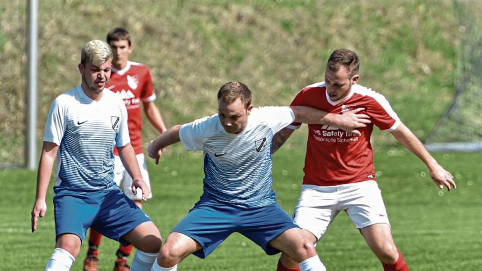 Die Häfnerhaslacher Sascha Bartholme und Pascal Hirsch (von links) wollen sich gegen den Hessigheimer Mirko Merkler behaupten. Die Partie geht trotzdem mit 1:3 (1:1) verloren.  Foto: Leitner