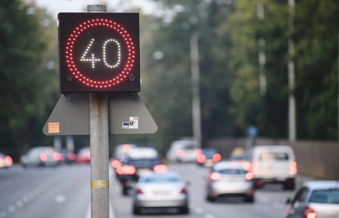 Auf großen Straßen in Stuttgart&nbsp;– wie hier der B14 am Neckartor&nbsp;– gilt eine Höchstgeschwindigkeit von 40 Kilometern in der Stunde. Dabei soll es nach Ansicht des Umweltministeriums auch bleiben.<span class='image-autor'>Sebastian Gollnow/dpa</span>
