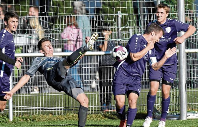 Jonas Neuffer (von links) setzt sich artistisch ein. Adrian Kurz und Manuel Gayer schauen nur zu, wie der der Mittelfeldspieler der SGM Hohenhaslach/Freudental abschließt. Foto: Leitner