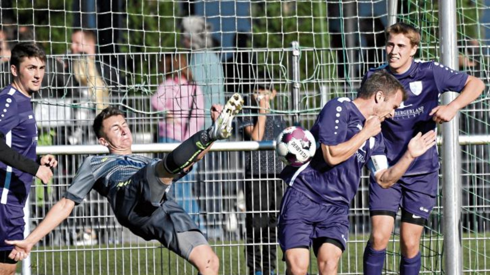 Jonas Neuffer (von links) setzt sich artistisch ein. Adrian Kurz und Manuel Gayer schauen nur zu, wie der der Mittelfeldspieler der SGM Hohenhaslach/Freudental abschließt. Foto: Leitner Jonas Neuffer (von links) setzt sich artistisch ein. Adrian Kurz und Manuel Gayer schauen nur zu, wie der der Mittelfeldspieler der SGM Hohenhaslach/Freudental abschließt. Foto: Leitner