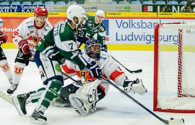 Großchance für Bietigheims Jason Pinizzotto (Mitte). Er bringt jedoch die Scheibe nicht in der Lücke zwischen Kaufbeurens Goalie Maximilian Sigl (rechts) und dem Pfosten unter. Foto: Simecek