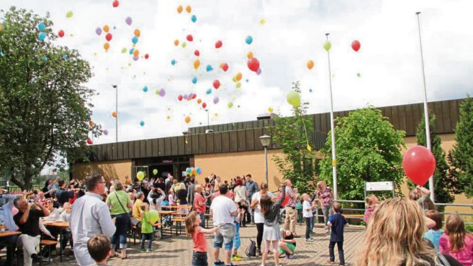 Jedes Kind der Kernzeitbetreuung durfte eine Luftballon starten lassen.  Foto: Banholzer