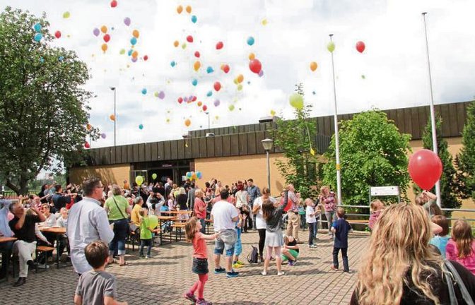 Jedes Kind der Kernzeitbetreuung durfte eine Luftballon starten lassen.  Foto: Banholzer