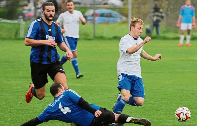 Bastian Schaar ist selten mit legalen Mitteln wie hier von den Enzweihingern Flamur Gjinovci und Özcan Koc (von links) aufzuhalten. Foto: Nachreiner