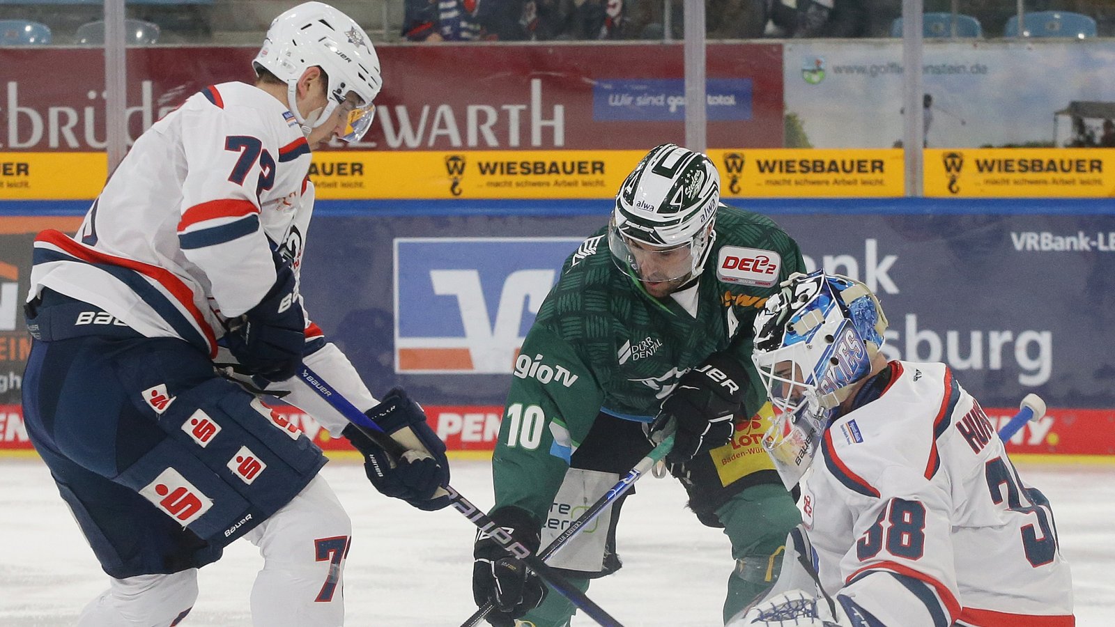 Jackson Cressey (Mitte) setzt sich mit den Bietigheim Steelers gegen den Spitzenreiter aus Kassel durch. Foto: Baumann