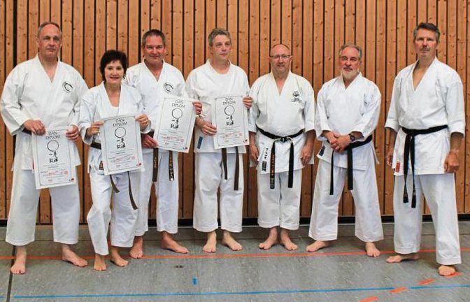 Stolz präsentieren die Oberriexinger Prüflinge ihre Dan-Diplome. Foto: Gergen