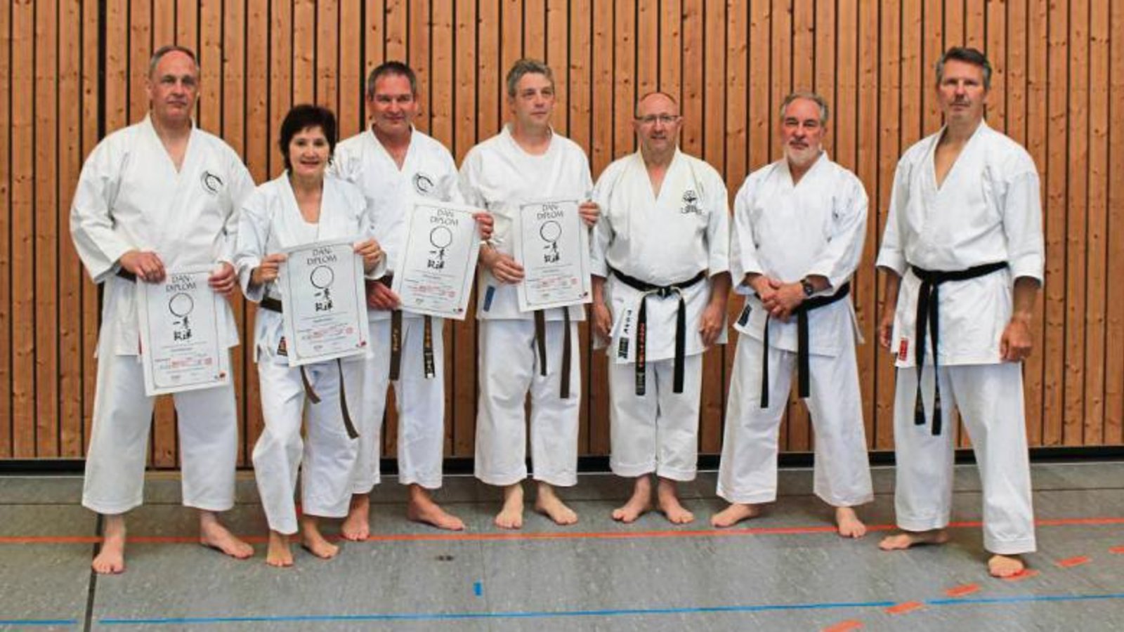 Stolz präsentieren die Oberriexinger Prüflinge ihre Dan-Diplome. Foto: Gergen Stolz präsentieren die Oberriexinger Prüflinge ihre Dan-Diplome. Foto: Gergen