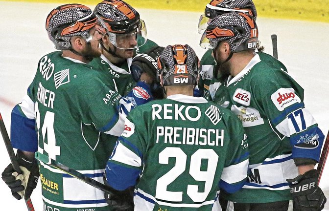 Die Steelers jubeln über den Treffer von Brett Breitkreuz zum 1:0 gegen die Kassel Huskies. Am Ende schlugen die Bietigheimer den Tabellenführer der Deutschen Eishockey Liga (DEL) 2 nach Verlängerung.  Foto: Baumann