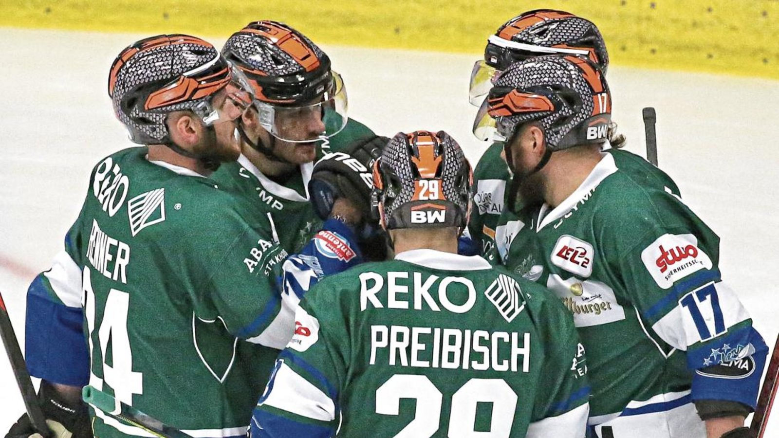 Die Steelers jubeln über den Treffer von Brett Breitkreuz zum 1:0 gegen die Kassel Huskies. Am Ende schlugen die Bietigheimer den Tabellenführer der Deutschen Eishockey Liga (DEL) 2 nach Verlängerung. Foto: Baumann Die Steelers jubeln über den Treffer von Brett Breitkreuz zum 1:0 gegen die Kassel Huskies. Am Ende schlugen die Bietigheimer den Tabellenführer der Deutschen Eishockey Liga (DEL) 2 nach Verlängerung. Foto: Baumann